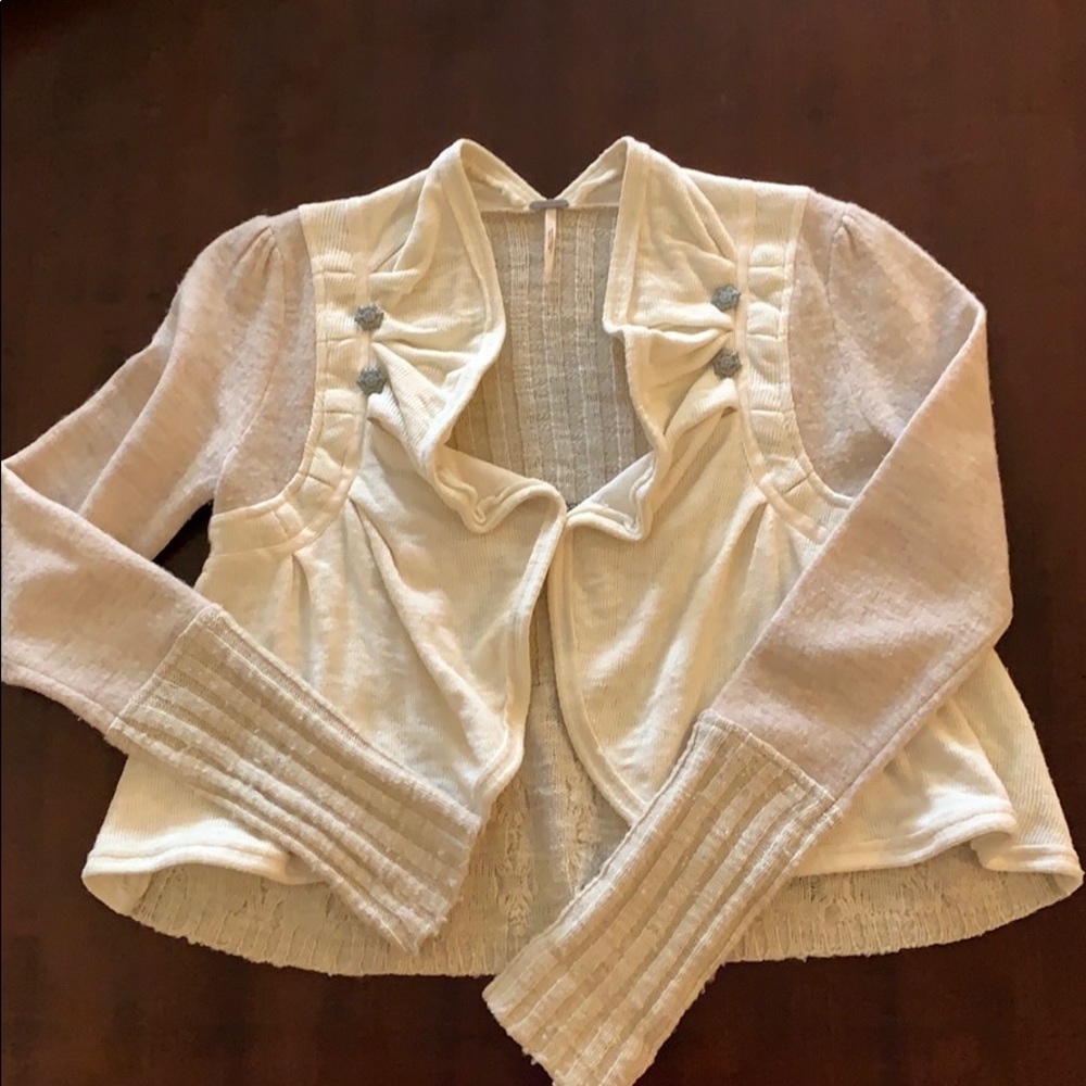 Adorable Free People cropped sweater/cardigan